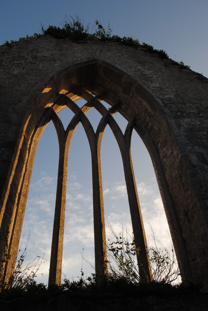 Ireland-Abbey-Church-Ruins-on-a-golfcourse-on-the-way-to-Limerick-11